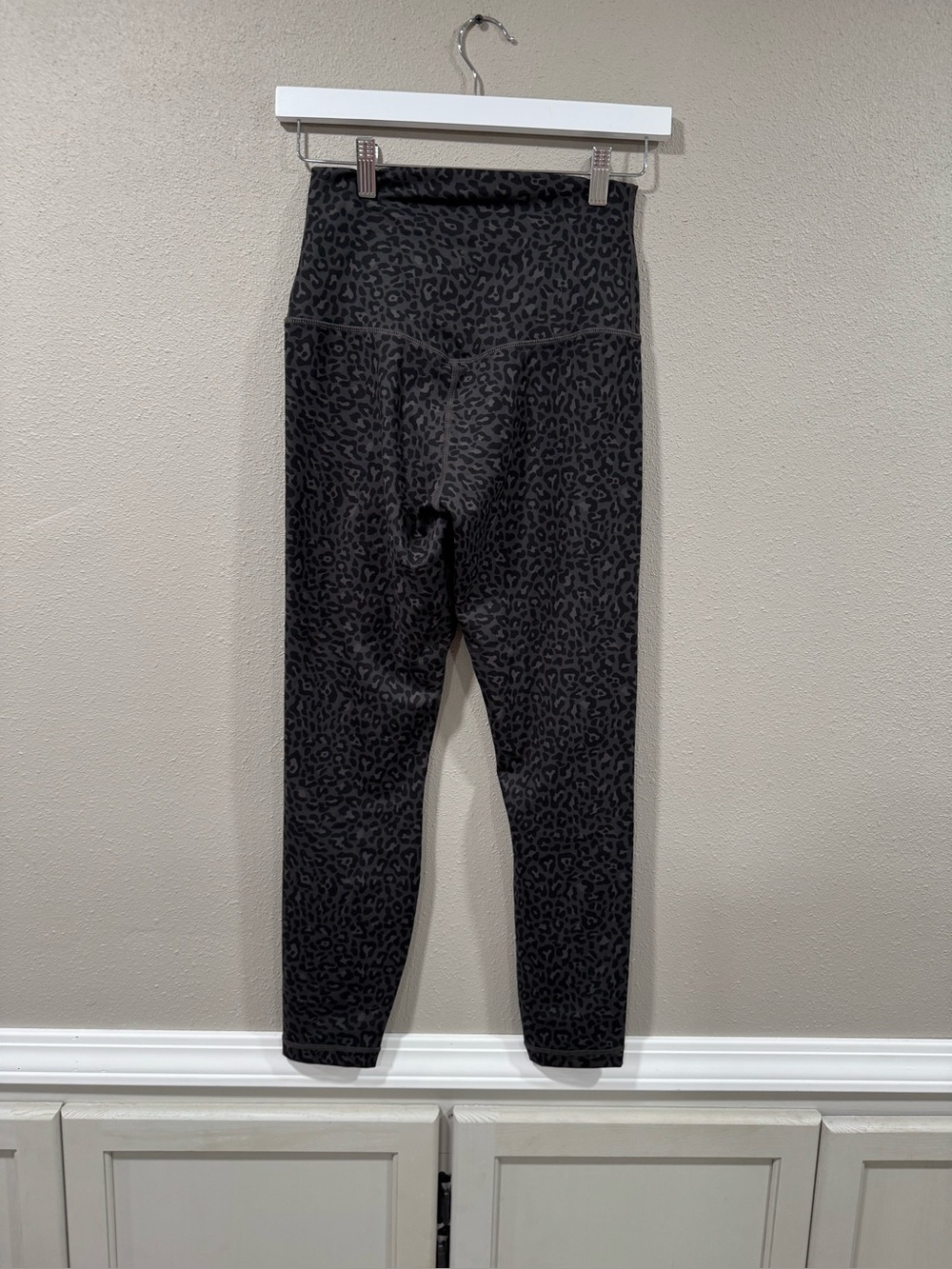 NWT $88 Retail Yogalious Leopard Black 2 Piece Set - Picture 6 of 8